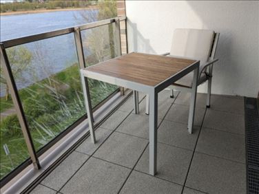Abbildung: Tisch und Stuhl mit Sitzkissen für Balkon oder Garten