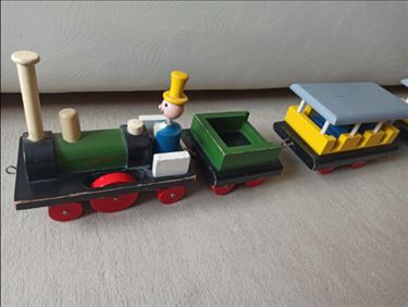Abbildung: Spielzeugeisenbahn aus Holz