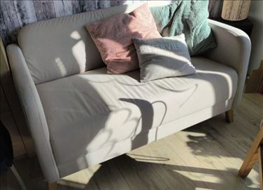 Abbildung: Couch Zweisitzer beige Ikea