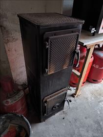 Abbildung: Kleiner Festbrennstoffofen