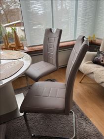 Abbildung: Esstisch mit Stühlen