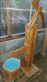 Abbildung: Origineller Blumenkasten mit hölzerner Gartenpumpe