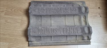 Abbildung: Dachziegel Braas Taunus Pfanne dunkelbraun